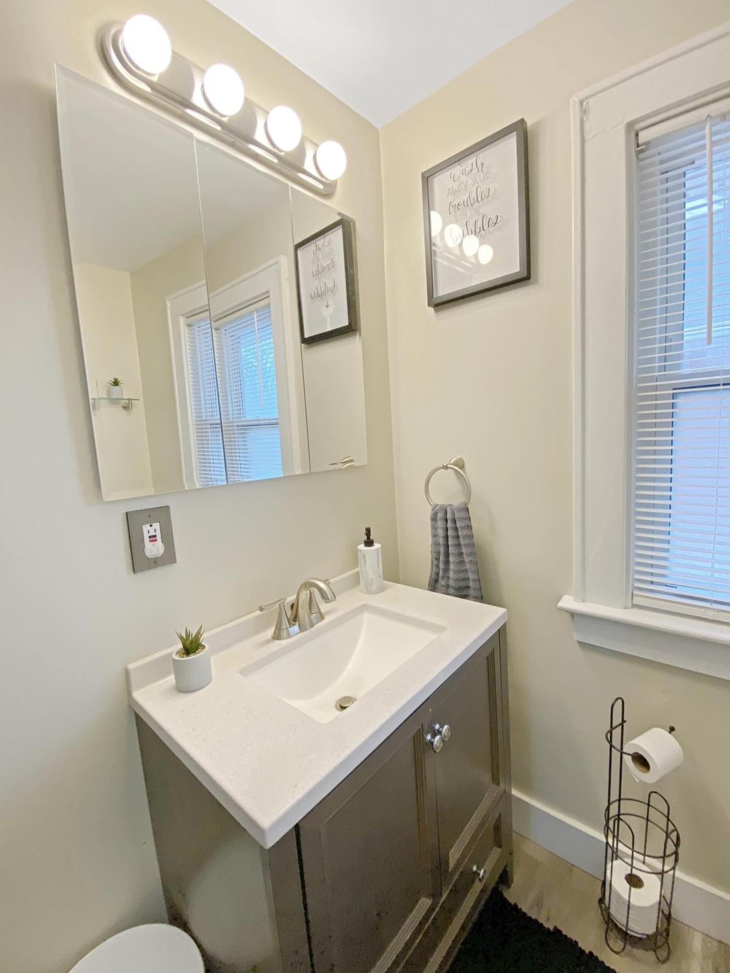 Lux 3Br, Steps From Airport, U Of R & Grocery Stores Rochester Eksteriør billede